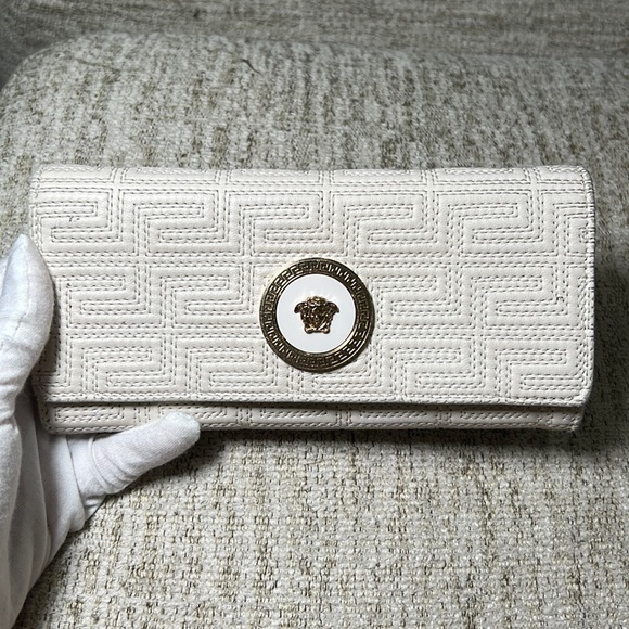 Live: Versace Leather Quilted Medusa Long Wallet WOC. 100% Authentic - Picture 3 of 14
